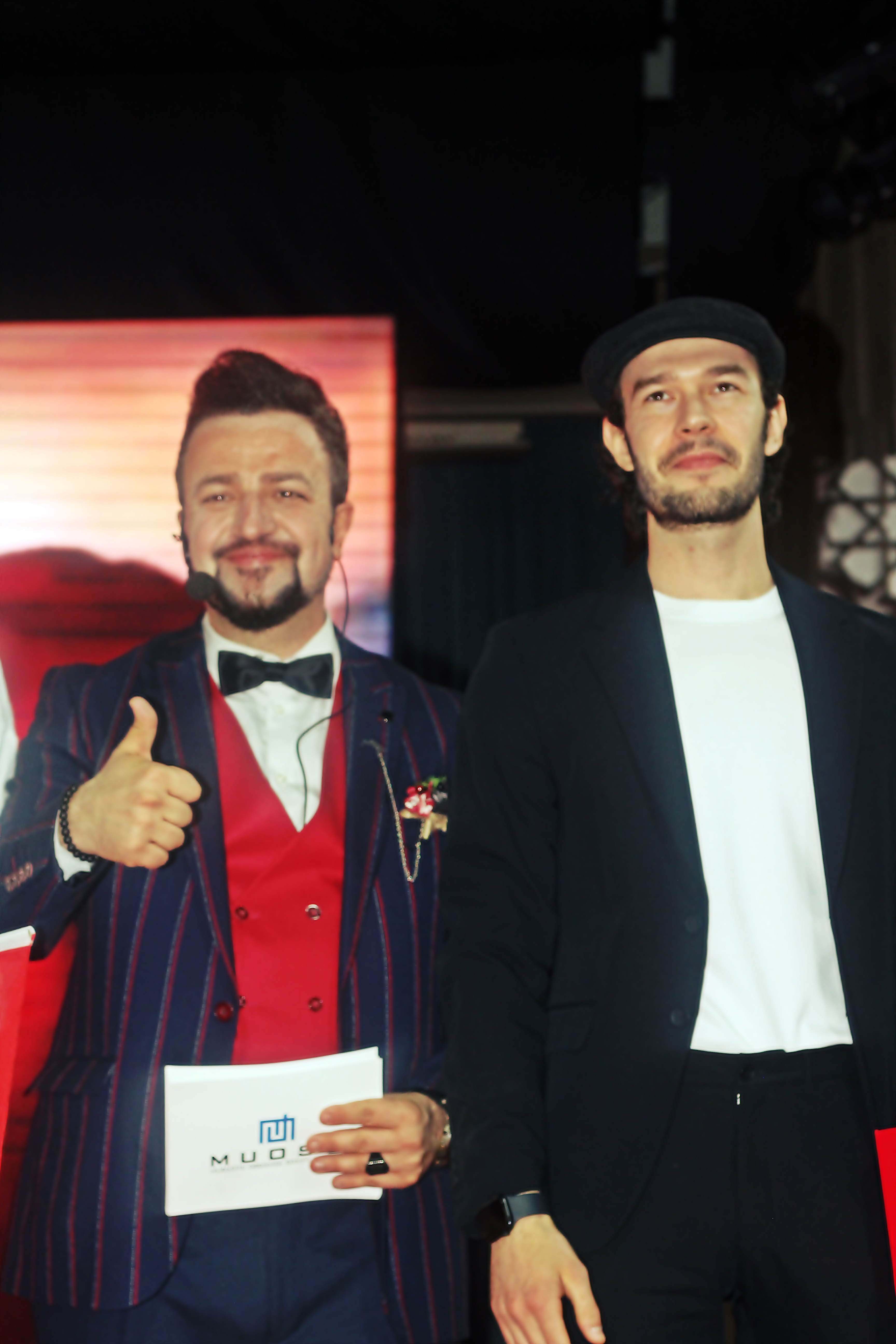 Başarılı ve yakışıklı oyuncu Aytaç Şaşmaz ile sahneden güzel bir anı